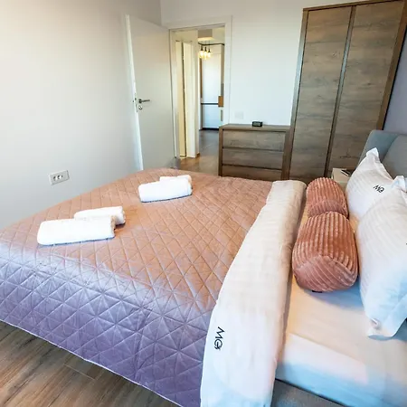 Mohost Roa - Elegant Retreat With Mountain View Appartement